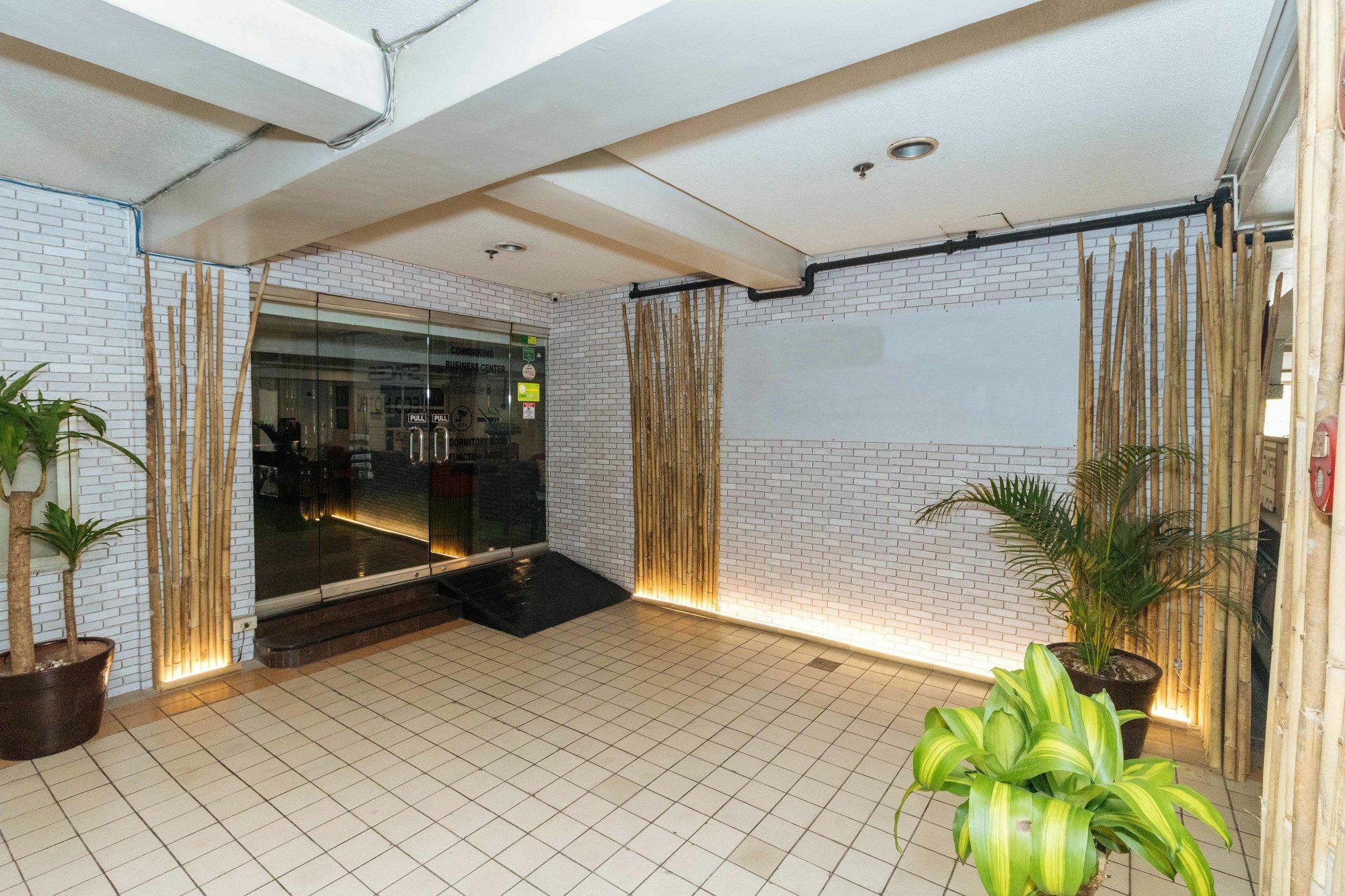 Reddoorz @ Amorsolo Makati San Pedro Makati Eksteriør billede